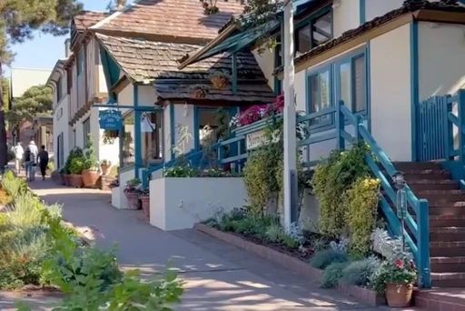 🌊 Look at this beautiful town on the California coast! 🌊
Carmel-by-the-Sea is one of the favorite places for shopping, eating, and exploring in the Golden State. With its charming streets, unique boutiques, and exquisite dining options, this coastal gem offers an enchanting experience for everyone. 🌴✨
Whether you’re strolling through art galleries, enjoying gourmet meals, or taking in the stunning ocean views, Carmel-by-the-Sea is a must-visit destination.