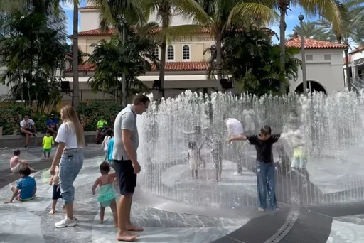 Activities in West Palm Beach You Should Know to Take Your Family and Have an Amazing Day!
Rosemary Square, also known as City Place West Palm Beach, has water fountains where children can play and parents can sit or accompany them.