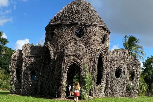 House with natural willow branches in which you can enter and discover its interior!
Exploring Mounts Botanical Garden of Palm Beach County costs $15 per adult and $7 for children aged 6 and up.
9am-3pm (June-Oct);
Tuesday-Sunday, 9am-4pm (Nov-May);
last entry is an hour before closing.
Closed Monday and holidays
It is an experience recommended for everyone!