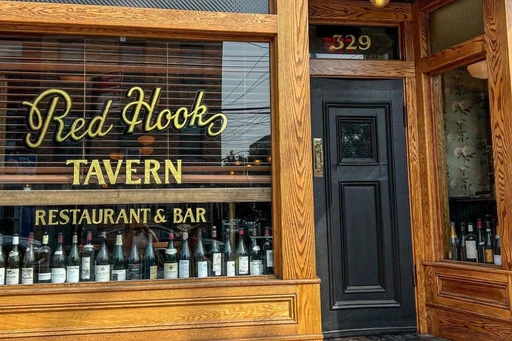 A Must-Try: RedHookTavern's Famous Cheeseburger! 🍔🌟