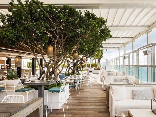 Check out Watr at the 1 Rooftop Miami! 🌴🍹