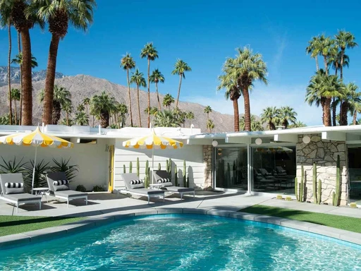 Palm Springs is one of my top picks for weekend getaways from Los Angeles.
I’ve always loved visiting this city in the Sonoran Desert, especially in the cooler months. Not only is the weather milder than during the hot summers, but there’s also a lot going on here.
No matter when you visit, Palm Springs has great restaurants, mid-century modern architecture tours, the largest rotating aerial tramway in the world, plenty of golf courses, fun water parks, and other things to enjoy throughout the year.
Add to that great shopping along Palm Canyon Drive, hot springs, spas, museums, and a botanical garden, and you’re spoiled for choice. If that’s not enough, the Coachella Valley has plenty of hiking, biking, and horseback riding trails.
