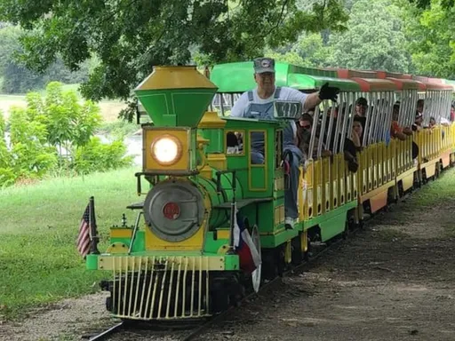 Historic Mini Train Rides in DFW: Forest Park Miniature Trains in Fort Worthđ
Why we love it:
â¤ď¸ Forest Park Miniature Train is a historic railway that dates back to the late 1950s! When it opened, it was the longest miniature railway in the world.
â¤ď¸ The train travels 5 miles throughout Fort Worthâs Trinity Park and across the Trinity River.
â¤ď¸ It crosses 6 bridges and stops at a concession stand where you can purchase candy apples, cotton candy, and drinks.
Good to know:
- The train ride is about 50 minutes long. It generally departs at the top of each hour.
- There is plenty of free parking.
- This train is located near zoo!