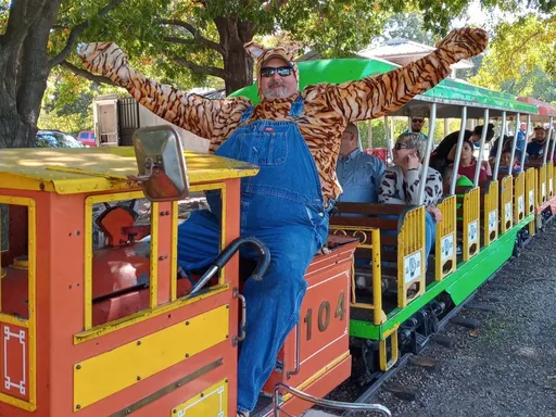 🌟 Historic Mini Train Rides in DFW!
Why we love it:
❤️ Forest Park Miniature Train is a historic railway that dates back to the late 1950s! When it opened, it was the longest miniature railway in the world.
❤️ The train travels 5 miles throughout Fort Worth’s Trinity Park and across the Trinity River.
❤️ It crosses 6 bridges and stops at a concession stand where you can purchase candy apples, cotton candy, and drinks.
Good to know:
- The train ride is about 50 minutes long. It generally departs at the top of each hour.
- There is plenty of free parking.
- This train is located near zoo!
