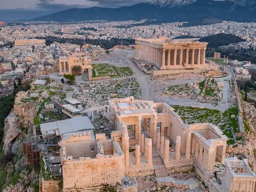 My 1-day plan: Arrival in Athens – Acropolis and Plaka
Morning: Arrive in Athens and check into your hotel. Start your trip with a visit to the Acropolis, one of the most important ancient monuments in the world. Explore the Parthenon, Erechtheion, and Temple of Athena Nike while enjoying panoramic views of the city.
Afternoon: Visit the Acropolis Museum, which houses artifacts from the Acropolis and provides a deeper understanding of its history. Afterward, stroll through the Plaka neighborhood, known for its narrow streets, charming shops, and traditional tavernas.
Evening: Enjoy dinner in Plaka, with a view of the Acropolis illuminated at night. Try local Greek dishes like moussaka, souvlaki, and tzatziki at a traditional taverna.