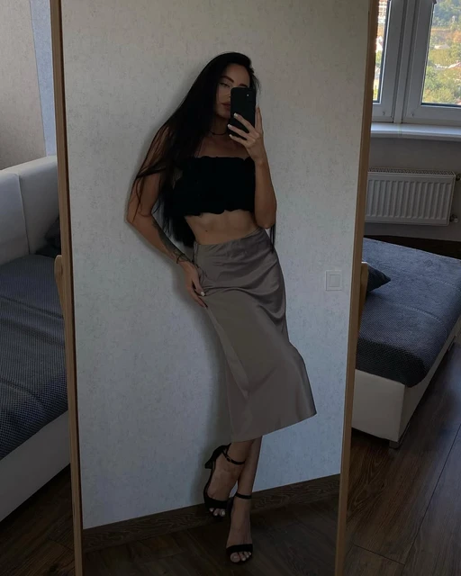 What do u like more on women: dresses, skirts or jeans?