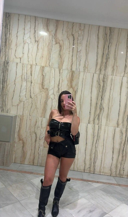 Feeling Cozy and Flirty: Who Wants to Join Me? πβ€οΈ