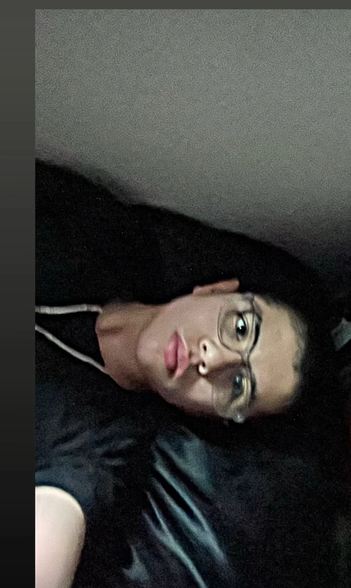 Heyyyy lemme talk to yall and I live freaky
Text