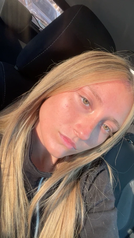 soft lips, loud thoughts ๐