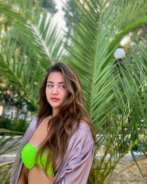 tell me the truth — am i the type you forget in a day, or the one that keeps you up at night? 😘