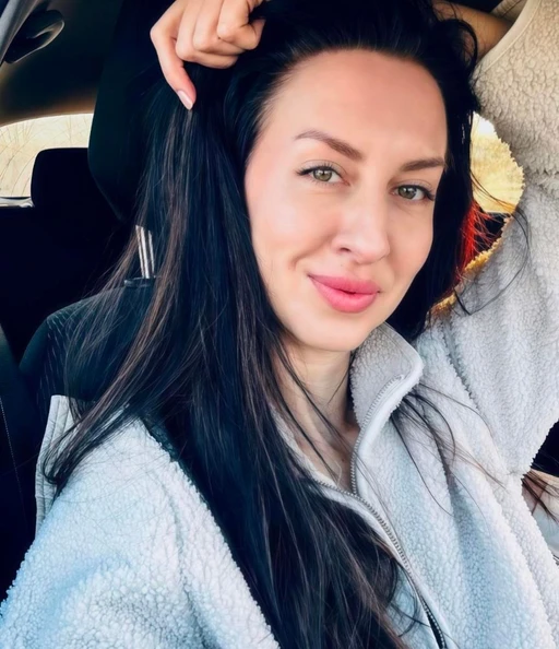 A smile on my lips — because I know you're already looking😘