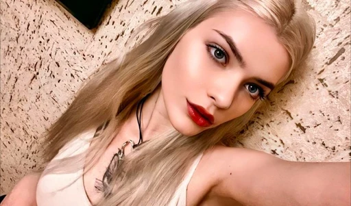 Hi everyone! Feeling a little bored… and oddly low on compliments today 💁‍♀️