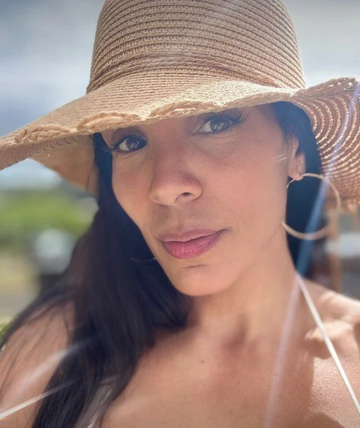 Sometimes it's enough just to stop, take off your hat, and see the world in a new light. Are you ready to discover something unusual with me?