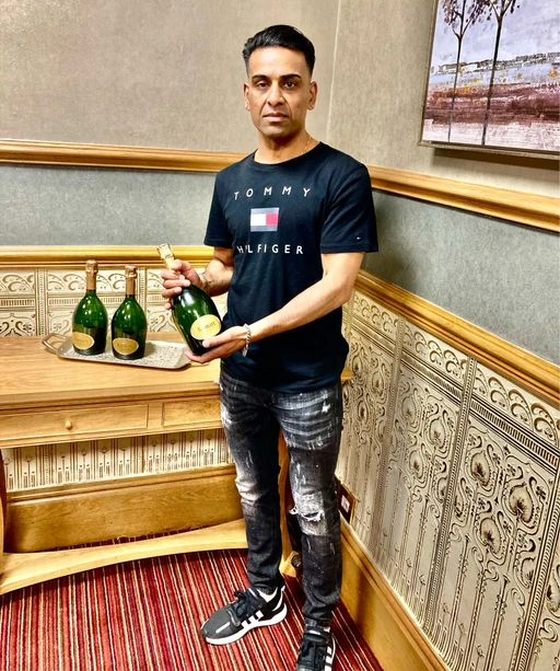 Ladies champagne’s on ice ! Pretty ladies were u at?