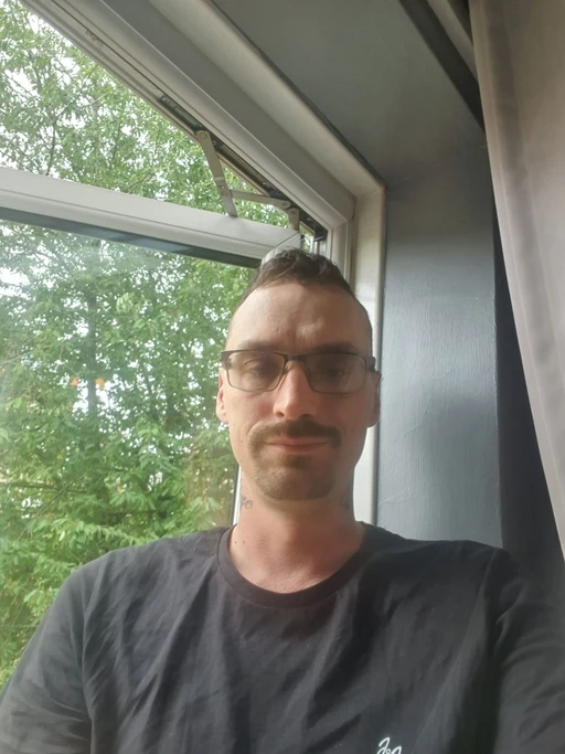 I'm lee from Berkshire trying to meet new people