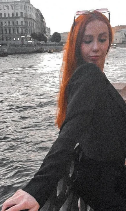 The coolness of the water, the sound of the waves and a bit of mystery... who dares to join? π