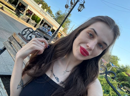 Mmmm do you think red lipstick looks hot and passionate or..?