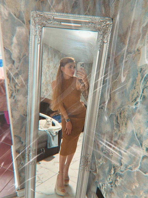 Every glance tells a whole story... what would you like me to see in yours?🤭✨💋