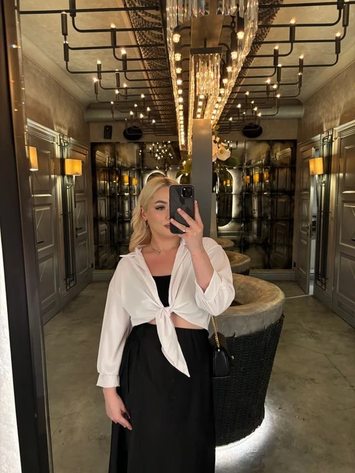 Mirror selfies are a classic that never fails 📸 but it would be better if someone took a picture of me😏 like you