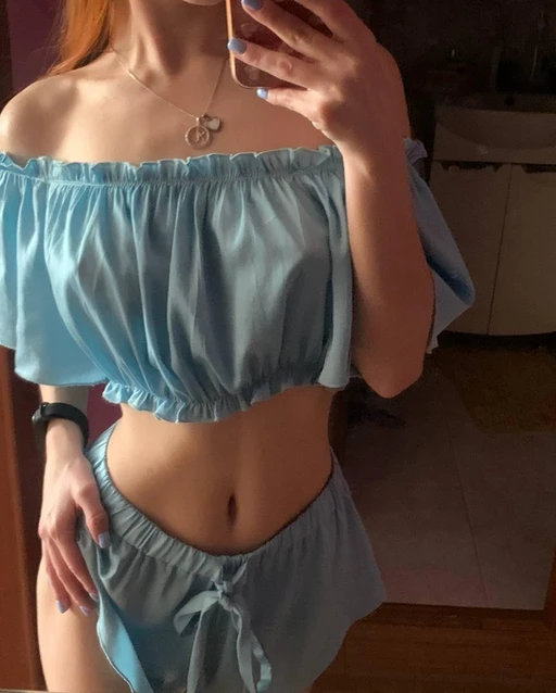 The pyjamas seem to be for home, but the photo already hints at a very different mood...✨