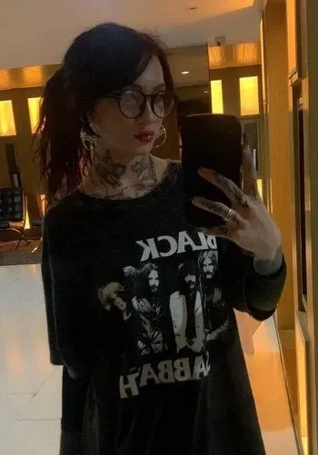 I've heard that girls look prettier with glasses. Is that true?