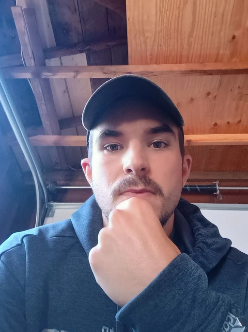 Morning w my wake up face LOL! new on this app and looking genuine connections w locals in person ☀️🏖️ ☕ 🌊
