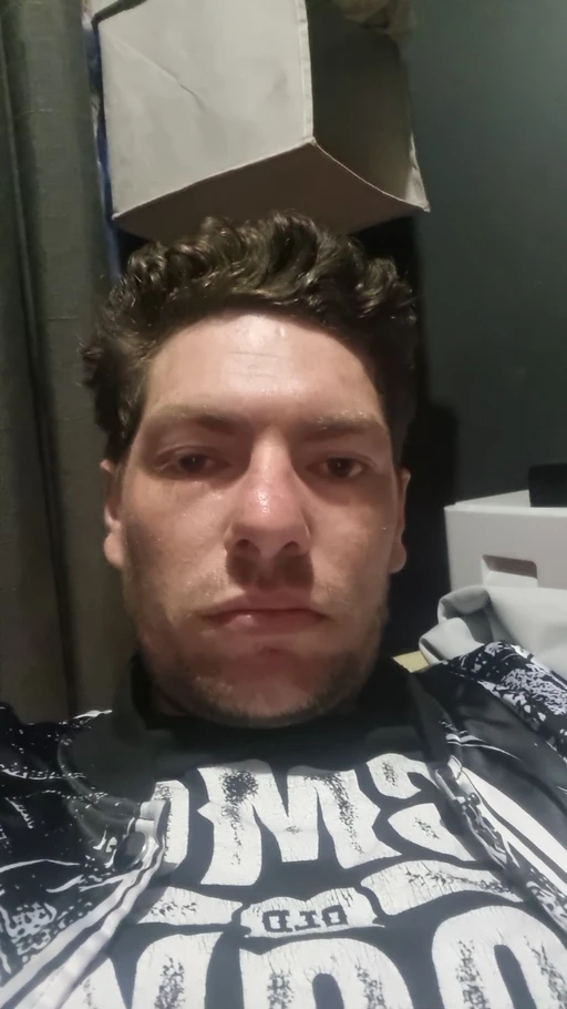 I am 25 years old single dad and wanting to find someone who will love me for who I am
