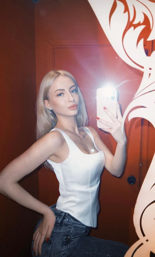 The mirror sees, but I want to hear your reaction😻