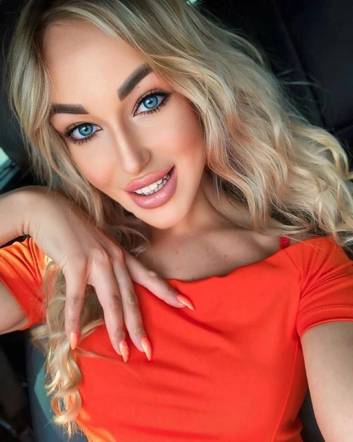 looks like an ordinary selfie, but there are little secrets behind the scenes