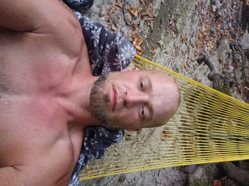 why do cats have slitted eyes