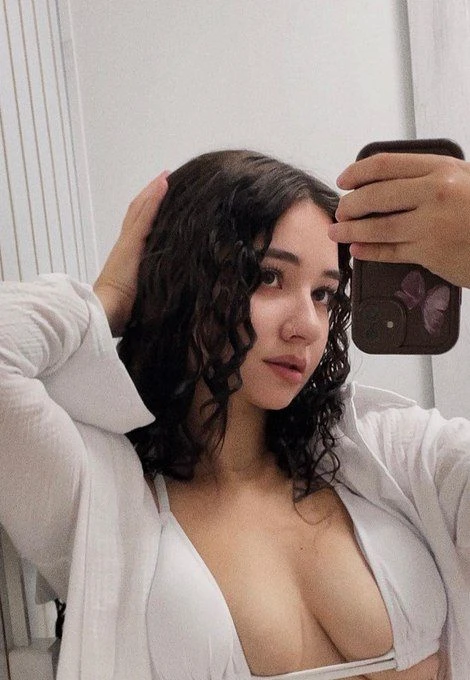 Do you like it when a girl has an hourglass figure?🔥