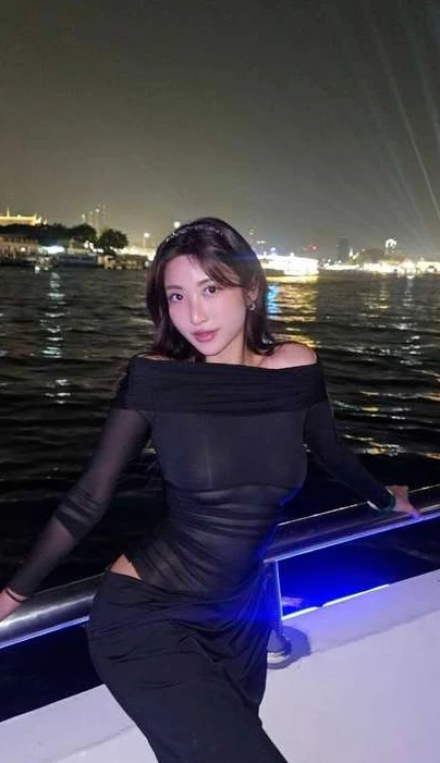 Everything in this picture is perfect. But who do you think you like better, me or the back view?