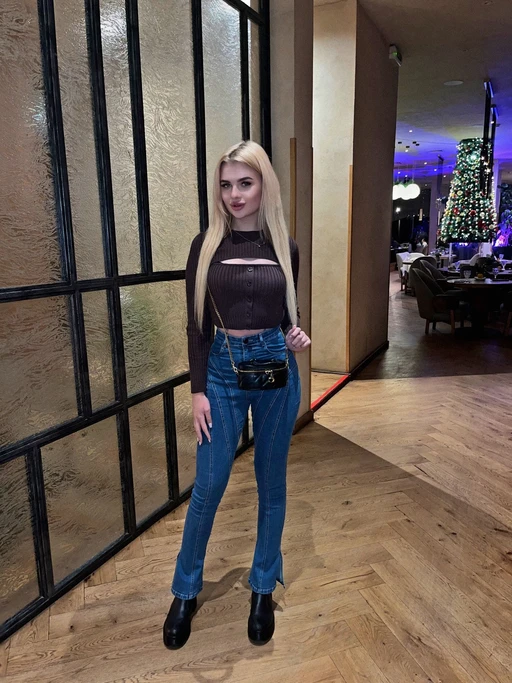 I was at the boutique today. I saw some flowers and wanted them too, but it's not about the flowers, it's about the attention. If only there was someone who would show me that kind of attention. Maybe there is someone here?