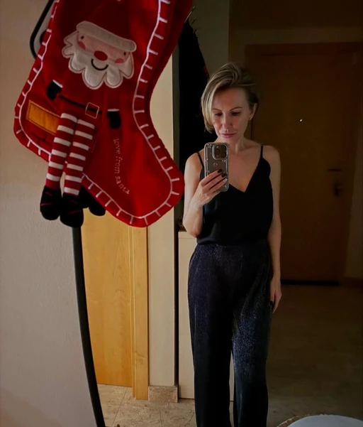 Love a little sparkle and a classic black top. Ready for anything!✨