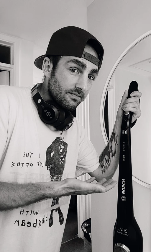 Looooong day... Weirdly enough, cleaning is how decompress 🤪