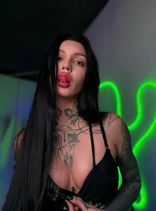 A lot of black, does my style suit my bright lips?