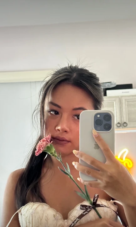 Not trying to impress anyone, just catching a mood that felt real. Can you tell what kind?😌😉