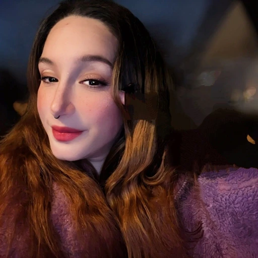 Just sitting here… totally normal… definitely not hoping a cute girl sees this and gives me the exact kind of attention I pretend I don’t want. Message me girlies 😘