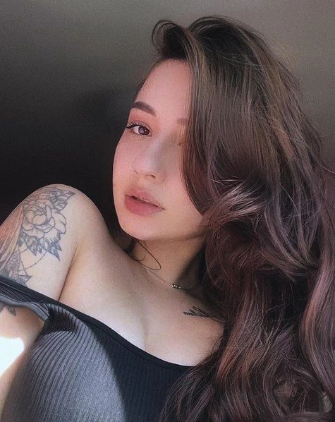 If you were passing by, would you pay attention to me?
😋🔥