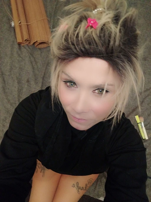 looking for a female to chat with , NO MALES PLEASE , SORRY