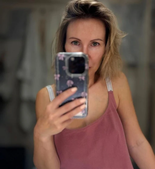 Just me, no filters, messy hair and all. Say hi!👋