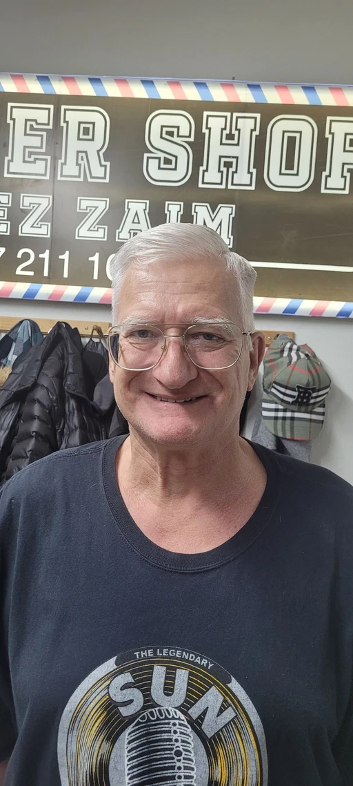 Quelles pensées peuvent me venir si je vois qu'on me regarde avec insistance?