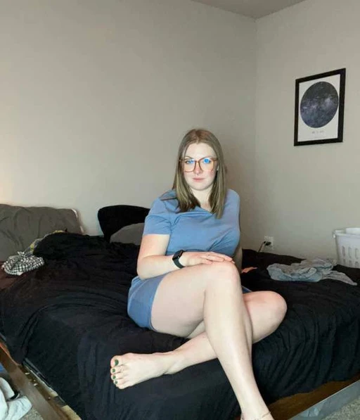 Sitting here, bored out of my mind… Anyone wanna come entertain a good girl?