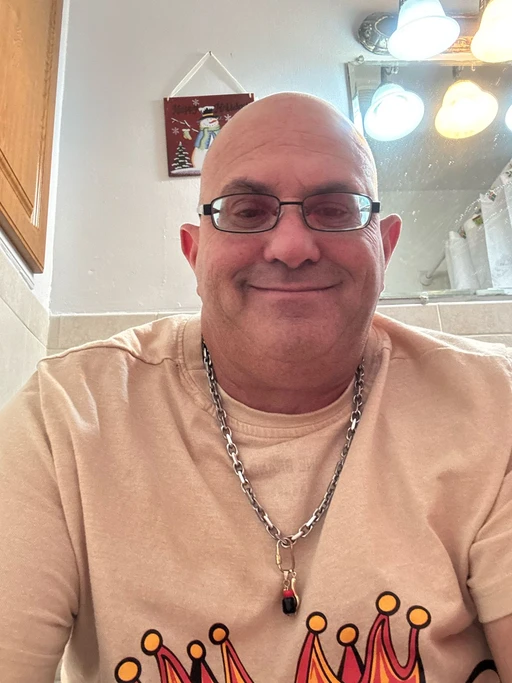 52-year-old gentleman, single honest, living here in Miami, Florida, looking for a relationship adventure romance