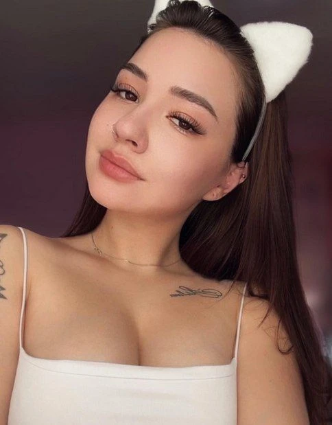 Hmm, do you play it safe with a girl or do you just get straight to the point?🤤🔥