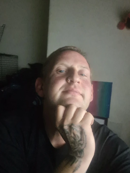 Hey everyone!! I'm Jon, 41 from West Yorkshire and I go by they/them pronouns. Hope everyone's having a great weekend π³οΈβπβΊοΈ