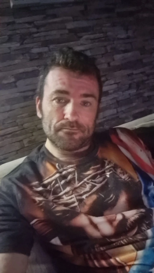 hows everyone doing hit me up