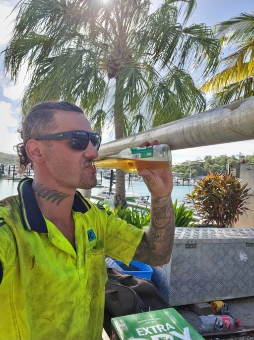 You could pick me outta the 2000 people on Hamilton Island !!!
I wonder why ???
looks like nobody had ever seen a Hi Vis before ???
if I don't build it you'd be sleeping in tents