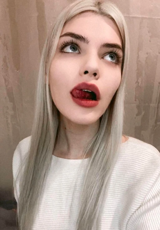 be honest...do you like good or naughty girls?👄