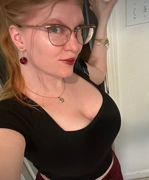 Let's see if you like cherries.🍒 I have some for you. Would you like to try them?😏😘